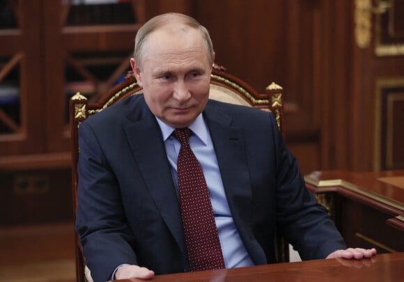 Le président russe Vladimir Poutine reçoit Alexander Shokhin, président de la "Russian Union of Industrialists and Entrepreneurs" au Kremlin à Moscou, le 2 mars 2022. 