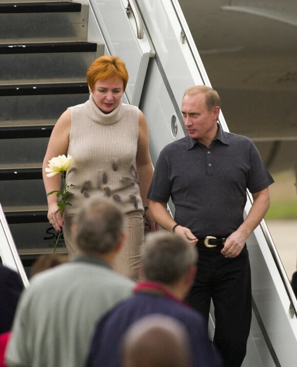 Vladimir Poutine et sa femme Lioudmila Poutina arrivant à l'aéroport de Waco au Texas le 14 novembre 2001