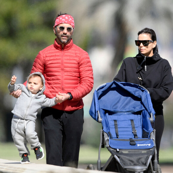 Exclusif - Eva Longoria, son mari Jose Baston et leur fils Santiago s'offrent une balade en extérieur à Los Angeles en pleine épidémie de coronavirus (Covid-19) le 17 mars 2020.