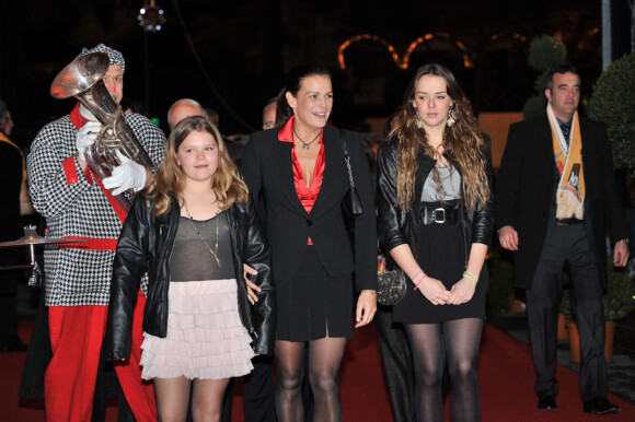 Stéphanie de Monaco et ses filles Pauline et Camille lors du deuxième jour du 34th Festival du cirque de Monte-carlo, le 15 janvier 2010