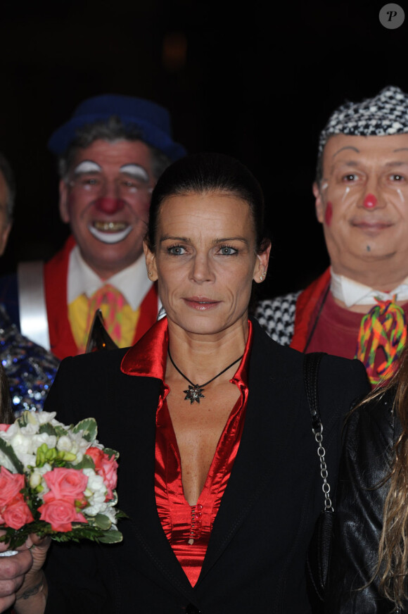 Stéphanie de Monaco assiste avec ses filles Pauline et Camille à la deuxième représentation du 34th Festival du cirque de Monte-Carlo, le 15 janvier 2010