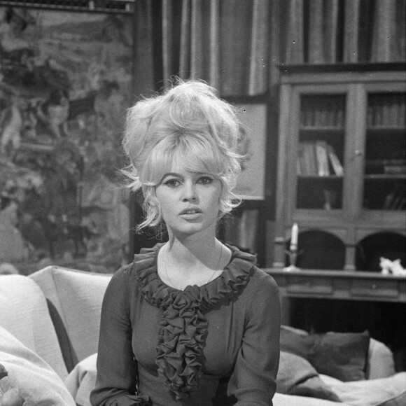 En France, à Paris, Brigitte Bardot sur un plateau de télévision. Le 12 novembre 1962