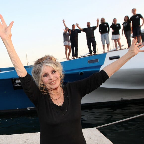 Exclusif - Brigitte Bardot pose avec l'équipage de Brigitte Bardot Sea Shepherd, le célèbre trimaran d'intervention de l'organisation écologiste, sur le port de Saint-Tropez, le 26 septembre 2014 en escale pour 3 jours à deux jours de ses 80 ans.