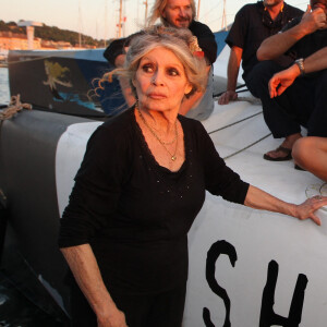 Exclusif - Brigitte Bardot pose avec l'équipage de Brigitte Bardot Sea Shepherd, le célèbre trimaran d'intervention de l'organisation écologiste, sur le port de Saint-Tropez, le 26 septembre 2014 en escale pour 3 jours à deux jours de ses 80 ans.