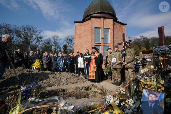 Obsèques de quatre soldats ukrainiens, tués lors de la guerre russo-ukrainienne, au cimetière Lychakivskiyl à Lviv, le 15 mars 2022.