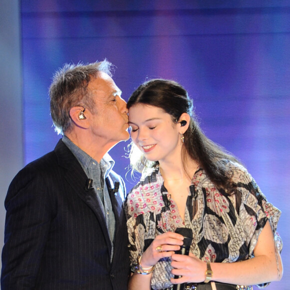 Alain Chamfort et sa fille Tess Le Govic - Enregistrement de l'émission "Vivement Dimanche" au Studio Gabriel à Paris, présentée par M.Drucker et diffusée le 3 mars sur France 2. Le 20 février 2019 © Guillaume Gaffiot / Bestimage 