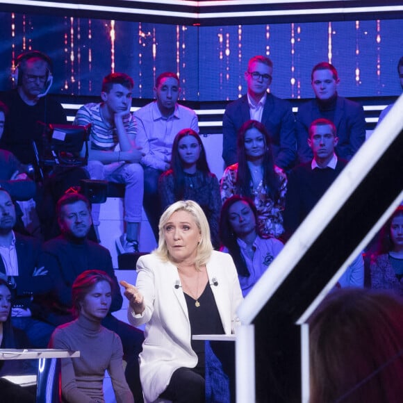 Exclusif - Marine Le Pen sur le plateau de l'émission "Face à Baba" diffusée en direct sur C8 le 16 mars 2022.