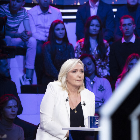 Exclusif - Marine Le Pen sur le plateau de l'émission "Face à Baba" diffusée en direct sur C8 le 16 mars 2022.