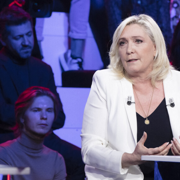 Exclusif - Marine Le Pen sur le plateau de l'émission "Face à Baba" diffusée en direct sur C8 le 16 mars 2022.