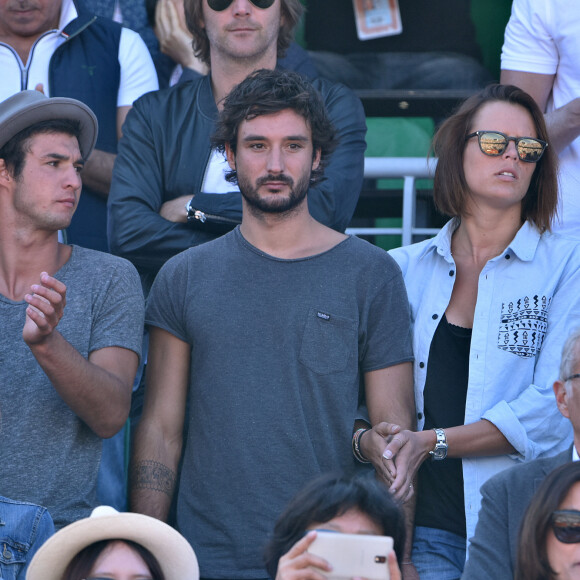 Laure Manaudou et son compagnon Jérémy Frérot (du groupe Fréro Delavega) dans les tribunes lors de la finale des Internationaux de tennis de Roland-Garros à Paris, le 7 juin 2015.