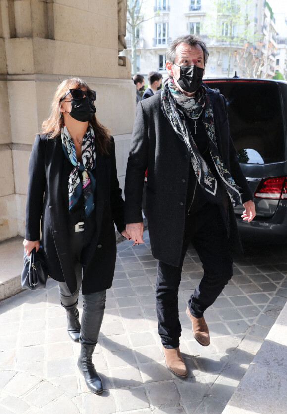 Jean-Luc Reichmann et sa femme Nathalie - Arrivées aux obsèques d'Yves Rénier en l'église Saint-Pierre de Neuilly-sur-Seine. Le 30 avril 2021.