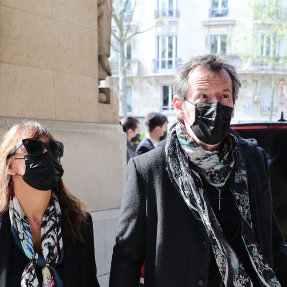 Jean-Luc Reichmann et sa femme Nathalie - Arrivées aux obsèques d'Yves Rénier en l'église Saint-Pierre de Neuilly-sur-Seine. Le 30 avril 2021.