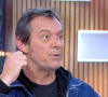 Jean-Luc Reichmann sur le plateau de l'émission "C à Vous".