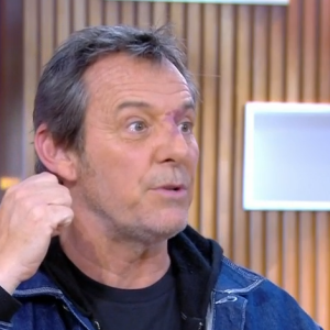 Jean-Luc Reichmann sur le plateau de l'émission "C à Vous".