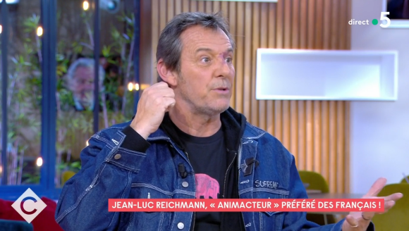 Jean-Luc Reichmann sur le plateau de l'émission "C à Vous".