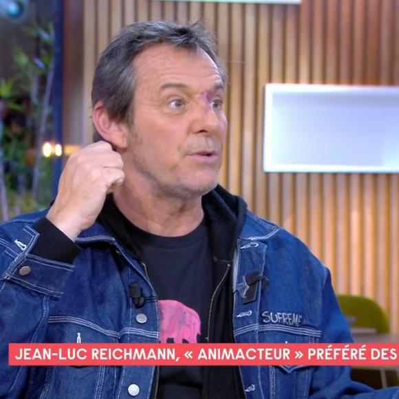 Jean-Luc Reichmann sur le plateau de l'émission "C à Vous".