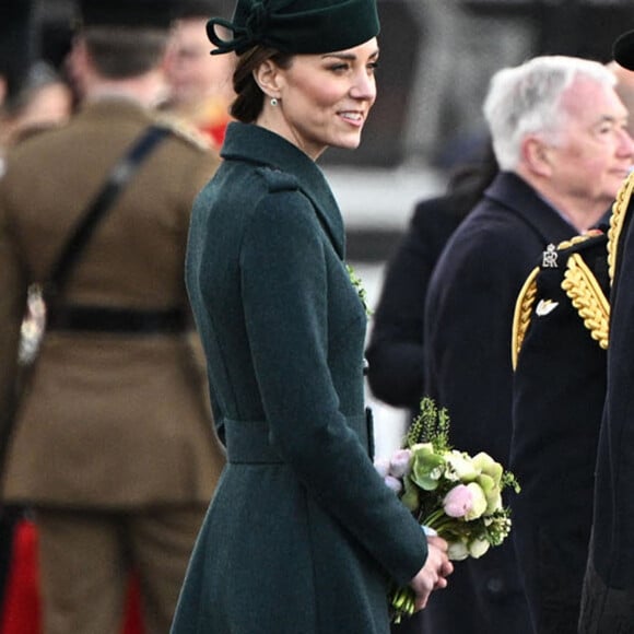 Le prince William et Kate Middleton visitent le 1er bataillon d'Irish Guards à l'occasion de la parade de la Saint-Patrick à Aldershot, le 17 mars 2022.