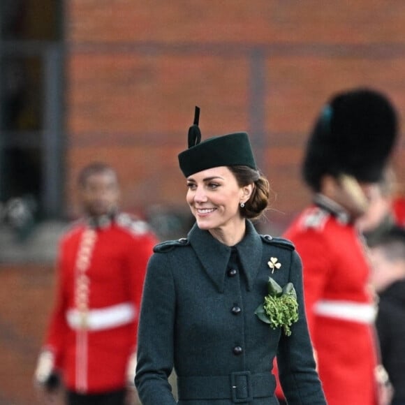 Le prince William et Kate Middleton visitent le 1er bataillon d'Irish Guards à l'occasion de la parade de la Saint-Patrick à Aldershot, le 17 mars 2022.