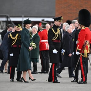 Le prince William et Kate Middleton visitent le 1er bataillon d'Irish Guards à l'occasion de la parade de la Saint-Patrick à Aldershot, le 17 mars 2022.