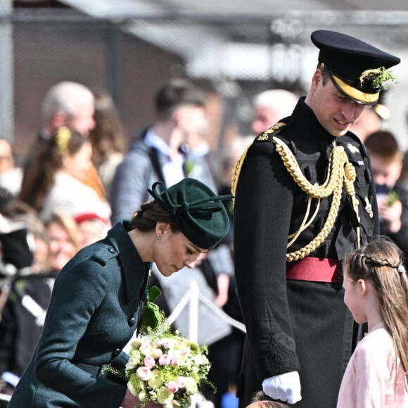 Le prince William et Kate Middleton visitent le 1er bataillon d'Irish Guards à l'occasion de la parade de la Saint-Patrick à Aldershot, le 17 mars 2022.
