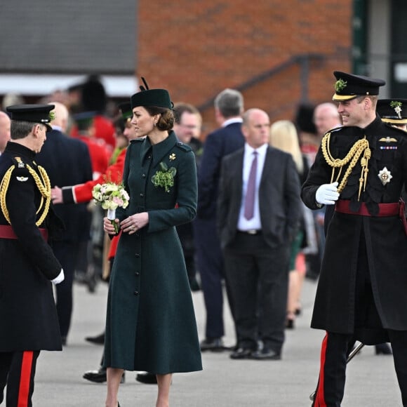 Le prince William et Kate Middleton visitent le 1er bataillon d'Irish Guards à l'occasion de la parade de la Saint-Patrick à Aldershot, le 17 mars 2022.