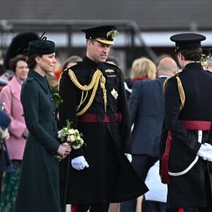 Le prince William et Kate Middleton visitent le 1er bataillon d'Irish Guards à l'occasion de la parade de la Saint-Patrick à Aldershot, le 17 mars 2022.