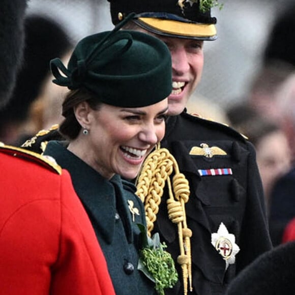 Le prince William et Kate Middleton visitent le 1er bataillon d'Irish Guards à l'occasion de la parade de la Saint-Patrick à Aldershot, le 17 mars 2022.