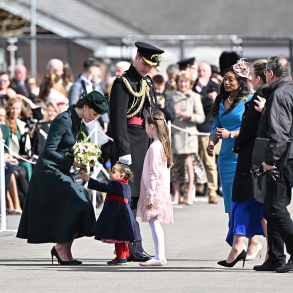 Le prince William et Kate Middleton visitent le 1er bataillon d'Irish Guards à l'occasion de la parade de la Saint-Patrick à Aldershot, le 17 mars 2022.