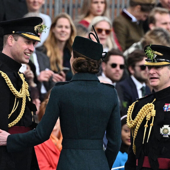 Le prince William et Kate Middleton visitent le 1er bataillon d'Irish Guards à l'occasion de la parade de la Saint-Patrick à Aldershot, le 17 mars 2022.