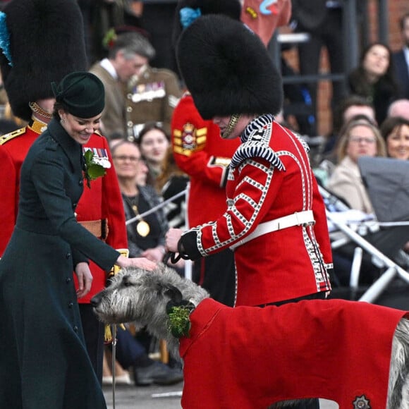 Le prince William et Kate Middleton visitent le 1er bataillon d'Irish Guards à l'occasion de la parade de la Saint-Patrick à Aldershot, le 17 mars 2022.