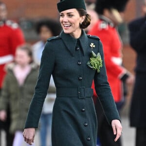 Le prince William et Kate Middleton visitent le 1er bataillon d'Irish Guards à l'occasion de la parade de la Saint-Patrick à Aldershot, le 17 mars 2022.