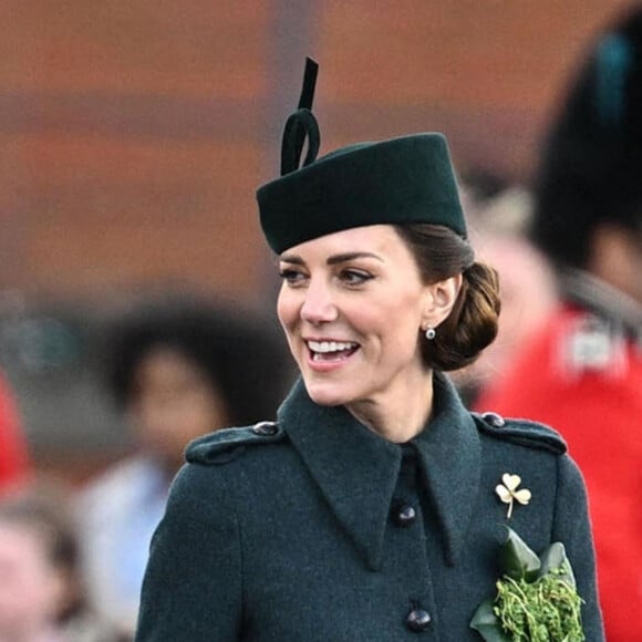 Le prince William et Kate Middleton visitent le 1er bataillon d'Irish Guards à l'occasion de la parade de la Saint-Patrick à Aldershot, le 17 mars 2022.