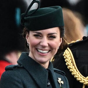 Le prince William et Kate Middleton visitent le 1er bataillon d'Irish Guards à l'occasion de la parade de la Saint-Patrick à Aldershot.