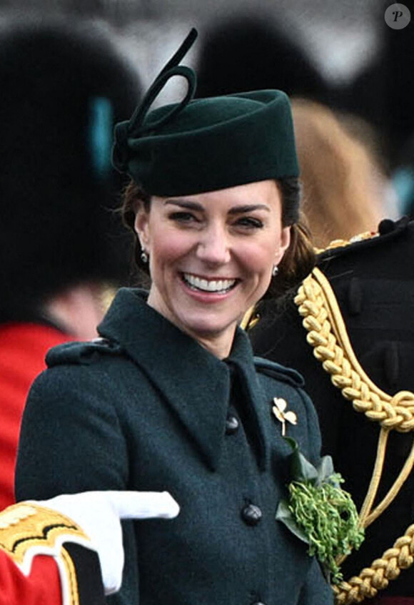 Le prince William et Kate Middleton visitent le 1er bataillon d'Irish Guards à l'occasion de la parade de la Saint-Patrick à Aldershot.
