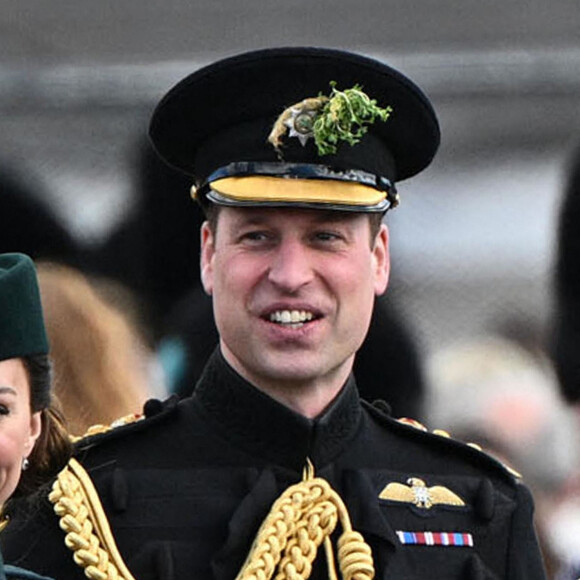 Le prince William et Kate Middleton visitent le 1er bataillon d'Irish Guards à l'occasion de la parade de la Saint-Patrick à Aldershot, le 17 mars 2022.
