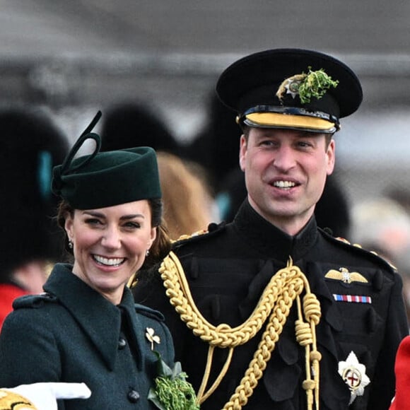 Le prince William et Kate Middleton visitent le 1er bataillon d'Irish Guards à l'occasion de la parade de la Saint-Patrick à Aldershot, le 17 mars 2022.