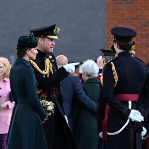 Le prince William et Kate Middleton visitent le 1er bataillon d'Irish Guards à l'occasion de la parade de la Saint-Patrick à Aldershot, le 17 mars 2022.