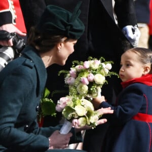 Le prince William et Kate Middleton visitent le 1er bataillon d'Irish Guards à l'occasion de la parade de la Saint-Patrick à Aldershot, le 17 mars 2022.