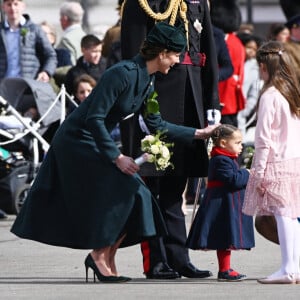 Le prince William et Kate Middleton visitent le 1er bataillon d'Irish Guards à l'occasion de la parade de la Saint-Patrick à Aldershot, le 17 mars 2022.