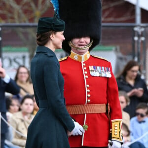 Le prince William et Kate Middleton visitent le 1er bataillon d'Irish Guards à l'occasion de la parade de la Saint-Patrick à Aldershot, le 17 mars 2022.