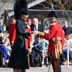 Le prince William et Kate Middleton visitent le 1er bataillon d'Irish Guards à l'occasion de la parade de la Saint-Patrick à Aldershot, le 17 mars 2022.