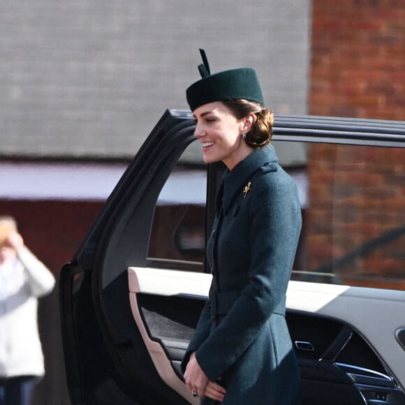 Le prince William et Kate Middleton visitent le 1er bataillon d'Irish Guards à l'occasion de la parade de la Saint-Patrick à Aldershot, le 17 mars 2022.