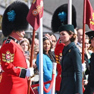 Le prince William et Kate Middleton visitent le 1er bataillon d'Irish Guards à l'occasion de la parade de la Saint-Patrick à Aldershot, le 17 mars 2022.