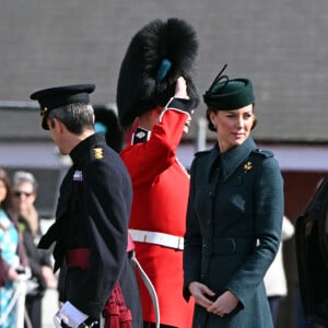 Le prince William et Kate Middleton visitent le 1er bataillon d'Irish Guards à l'occasion de la parade de la Saint-Patrick à Aldershot, le 17 mars 2022.