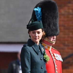 Le prince William et Kate Middleton visitent le 1er bataillon d'Irish Guards à l'occasion de la parade de la Saint-Patrick à Aldershot, le 17 mars 2022.