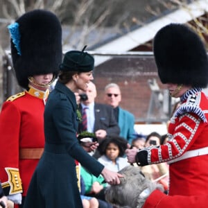 Le prince William et Kate Middleton visitent le 1er bataillon d'Irish Guards à l'occasion de la parade de la Saint-Patrick à Aldershot, le 17 mars 2022.