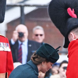 Le prince William et Kate Middleton visitent le 1er bataillon d'Irish Guards à l'occasion de la parade de la Saint-Patrick à Aldershot, le 17 mars 2022.