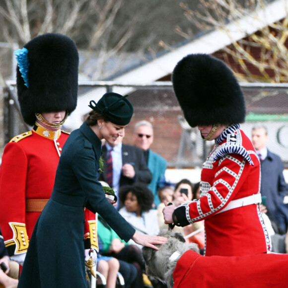 Le prince William et Kate Middleton visitent le 1er bataillon d'Irish Guards à l'occasion de la parade de la Saint-Patrick à Aldershot, le 17 mars 2022.