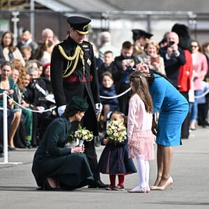 Le prince William et Kate Middleton visitent le 1er bataillon d'Irish Guards à l'occasion de la parade de la Saint-Patrick à Aldershot, le 17 mars 2022.