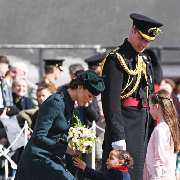 Le prince William et Kate Middleton visitent le 1er bataillon d'Irish Guards à l'occasion de la parade de la Saint-Patrick à Aldershot, le 17 mars 2022.